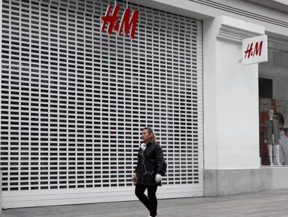 Imagen de una tienda de H&M cerrada durante el confinamiento.