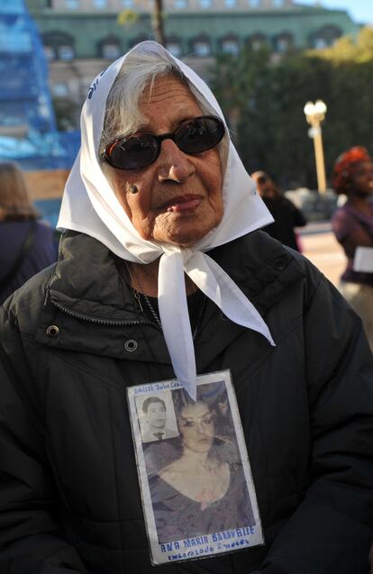 Mirta Baravalle es una de las 14 madres que el 30 de abril de 1977 se reunieron por primera vez en la Plaza de Mayo. Además, pertenece también a Abuelas de Plaza de Mayo. Su yerno Julio César Galizzi y su hija Ana María Baravalle fueron secuestrados y desaparecidos el 27 de agosto de 1976. Ana María estaba embarazada de cinco meses, por lo que la activista mantiene viva la esperanza de recuperar a su nieto o nieta, nacido en un centro clandestino de detención. "En lo personal yo estoy igual que el primer día. Nunca supe nada de ellos. Sé que el bebé nació y por eso tengo la esperanza de decirle a mi nieto quiénes eran sus padres y cómo eran de chicos, de adolescentes... Pero ya habrá personas que si yo no estoy le contarán", asegura Baravalle a sus 92 años. "Estoy buscando a Camila o Ernesto", dice, en referencia a los nombres que los padres barajaban para el futuro bebé. "Le contaría que sus padres eran personas maravillosas y hermosas. Y soñadores, porque en medio de tanta barbarie ellos soñaban con cambiar el mundo y revertir las injusticias", recuerda. A pesar de su avanzada edad, Baravalle participa cada semana en las rondas de los jueves que, para ella, simbolizan "el encuentro con nuestros hijos". "La ronda, ese círculo, es la forma de estar acompañando a los 30.000 desaparecidos".