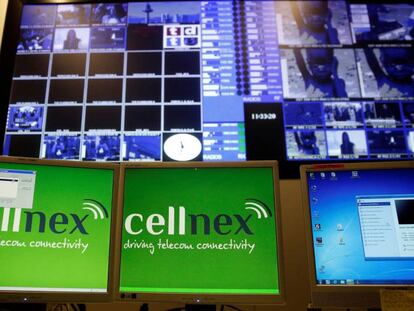 Logos de Cellnex en pantallas de la sala de control de Torrespaña, en Madrid.