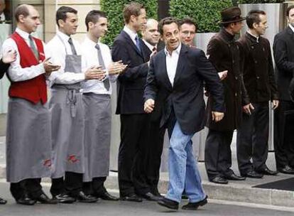 Nicolas Sarkozy sale ayer del hotel parisiense donde pernoctó tras su victoria.