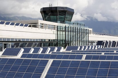 Placas fotovoltaicas en el Aeropuerto de La Palma (Foto. Aena). 