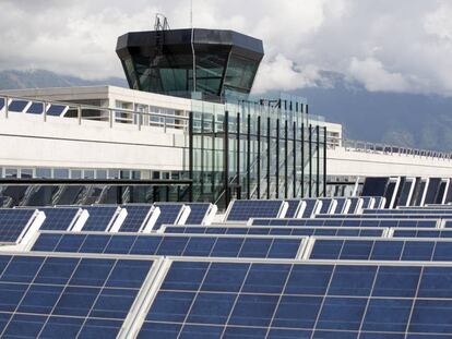 Placas fotovoltaicas en el Aeropuerto de La Palma (Foto. Aena). 