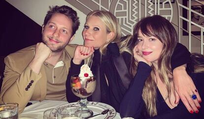 Gwyneth Paltrow y Dakota Johnson, junto a Derek Blasberg, en Los Ángeles, el pasado abril. 
 