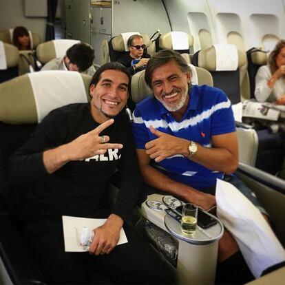 "Noooo!!! La que me queda!!! 12 horas al lado de Pepe Costa. Argentina vamos pa' lla!", bromeaba José Manuel Pinto, ex portero del Barça, con una fotografía en el avión destino a Rosario, acompañado de Pepe Costa, ambos íntimos del argentino.