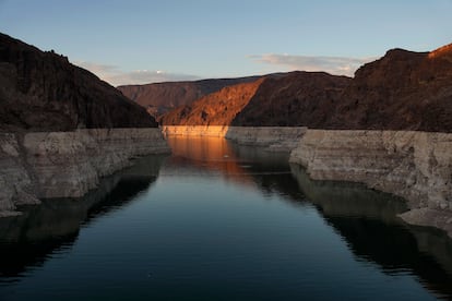 El bajo nivel del agua en el río ilustrado por el "anillo de bañera" en las orillas del lago Mead, en Nevada (EE UU), el 26 de junio.