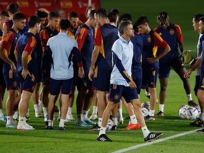 El entrenador de la selección española, Luis Enrique, dirige un entrenamiento del equipo este martes en Doha.