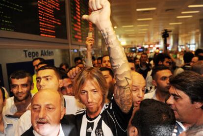 El centrocampista ex madridista Guti, al llegar al aeropuerto Atatürk, de Estambul, tras ser fichado por el club Besiktas.