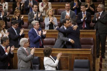 Fernando Martínez Maíllo (2d) felicita al portavoz de su grupo parlamentario en el Congreso, Rafael Hernando (d), tras su intervención.