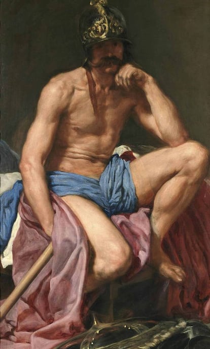 <strong>Mas o que faz este homem nu?</strong> Em um contexto tão puritano (de fachada) como a Espanha do peíodo Barroco, a mitologia oferecia um interessante pretexto para representar corpos nus. Assim, Velázquez (Sevilha, 1599-Madri, 1660), o pintor da família real, representou o deus romano da guerra para o rei Felipe IV e a obra integrou-se, junto a outras de Rubens com motivos similares, na decoração de um de seus pavilhões de caça. </p> <strong>Por que é tão bom?</strong> Parece que Velázquez utilizou como modelo um veterano de guerra, e o realismo com o que o retratou é o que mais chama a atenção do quadro. Não se trata só da incrível autenticidade da carne, senão de algo que vai bem mais lá do que poderia ser tocado ou cheirado: a melancolia da personagem rompe com a clássica rigidez e a idealização com que se representava os deuses clássicos, e séculos depois nos faz pensar irremediavelmente no ocaso de um império baseado no poder —já ferido de morte— das armas. </p>