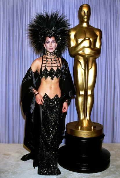 Este conjunto que llevó Cher a los Oscar de 1986 es uno de sus favoritos. La cantante, de 73 años, acudió al diseñador Bob Mackie para que transformara su idea en realidad. "Tenía la idea de que no me querían (...). Odiaban la forma en la que me vestía y que tuviese novios jóvenes, por lo que pensaban que no era seria, por lo que me presenté y les dije: 'Como podéis ver, miré el manual sobre cómo vestir como una actriz seria", ha contado la cantante a la revista 'Vogue'.