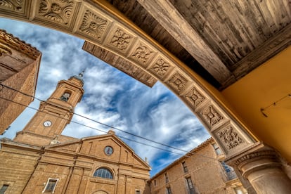 La iglesia del siglo XVIII de Alcolea de Cinca, el pueblo donde vive Clara Blasco.