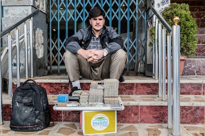 Un cambista de divisas callejero en Soran, en el Kurdistán iraquí, una región emisora de emigración hacia Europa, en noviembre de 2022.