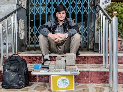 Un cambista de divisas callejero en Soran, en el Kurdistán iraquí, una región emisora de emigración hacia Europa, en noviembre de 2022.