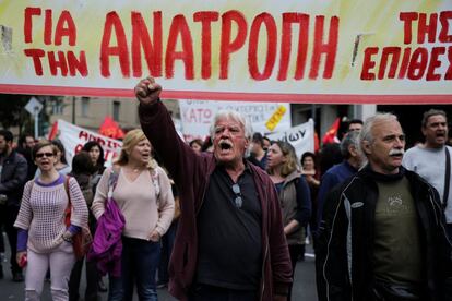 Protestantes gritan eslóganes durante la manifestación en Atenas, producto de la huelga general en Grecia.