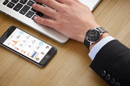 Con el aspecto de un reloj tradicional, se conecta al móvil a través de una app capaz de mostrar posteriormente completos informes de la actividad diaria. No es necesario cargarlo y dispone de una alarma silenciosa por vibración, además de ser resistente al agua a una profundidad de 30 metros. Un dato curioso: cambia automáticamente la hora cuando se viaja a una zona horaria diferente.
PVP: 129,95 euros
www.withings.com