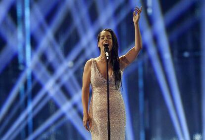 Actuación de Ruth Lorenzo representando a España con la canción 'Dancing in the Rain' en Copenhage (Dinamarca).