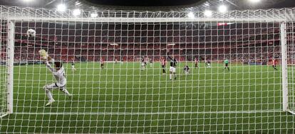 El paradón de Mateo, guardameta del Linense, en el partido frente al Athletic en San Mamés.