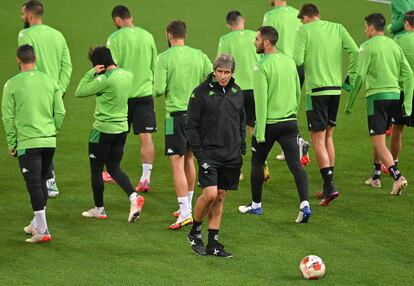 Manuel Pellegrini, en el entrenamiento del conjunto verdiblanco en Leverkusen.