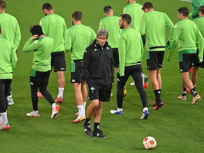 Manuel Pellegrini, en el entrenamiento del conjunto verdiblanco en Leverkusen.