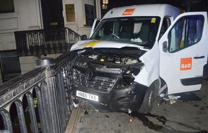 La Policía Metropolitana de Londres ha difundido en una rueda de prensa las fotografías de la furgoneta y de los cuchillos de los ataques, donde murieron ocho personas y otras 48 resultaron heridas. En la imagen, la furgoneta blanca Renault usada por los atacantes para llevar a cabo el ataque terrorista del Puente de Londres.