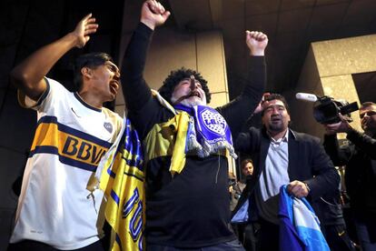 Aficionados del Boca, en el hotel del equipo en Madrid.