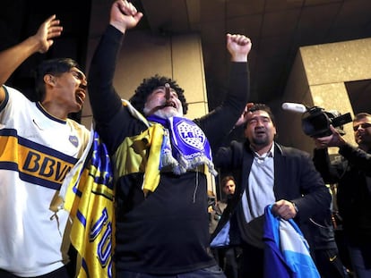 Aficionados del Boca, en el hotel del equipo en Madrid.