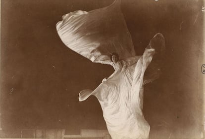 Fotografía de Isaiah West Taber de Loïe Fuller bailando. Paris, Musée d'Orsay