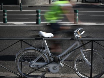 Bicicleta instalada junto al t&uacute;nel de Puerta de Toledo en memoria de un ciclista arrollado en mayo.