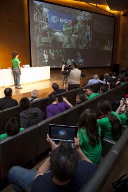 Escolares, en el Parque de las Ciencias hablando con el espacio.