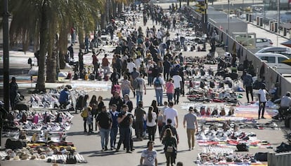 El paseo de Joan de Borbó con decenas de manteros