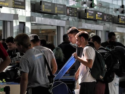 Passatgers a l'aeroport de Barcelona.