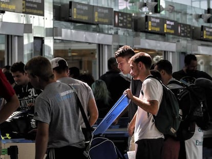 Passatgers a l'aeroport de Barcelona.