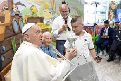 El papa Francisco, durante una visita a Sor Geneviève Jeanningros, en 2024.