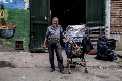 A Calderón todos le conocen. "Yo me hago estimar", dice orgulloso. Cuando termina de reciclar, recibe la comida del comedor social de su barrio y se monta en un bus a su casa. Hoy fue una jornada regular: medio kilo de plástico, dos de cartón, medio de botellas de PET y un kilo y medio de tina. "Casi 5.000 pesitos. Perder, no perdí", dice entre risas, con la mascarilla a medio poner.