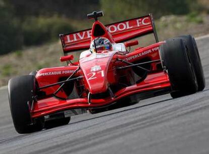 Adrián Valles, al volante del coche del Liverpool.