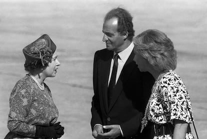 Los Reyes de España despiden en el aeropuerto de Son San Juan (Mallorca) a la reina Isabel II, al término de su visita de Estado
