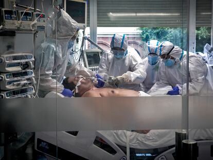 Personal sanitario del hospital Clínico de Valencia atiende a un paciente con covid-19 a principios de diciembre.