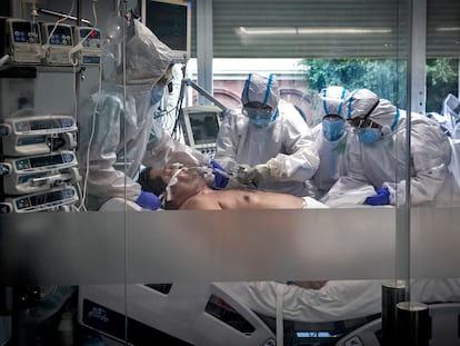 Health workers treating a Covid-19 patient in Valencia.