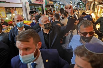 En los dos últimos años ha intentado sin éxito alcanzar la mayoría parlamentaria en cuatro elecciones consecutivas. En la imagen, en un mercado de Jerusalén durante la campaña de los comicios del pasado mes de marzo.