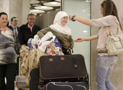 Sara es recibida por su familia española en el aeropuerto de Barajas.