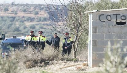 El cazador, junto a los Mossos d’Esquadra en la reconstrucción del crimen en Aspa.
