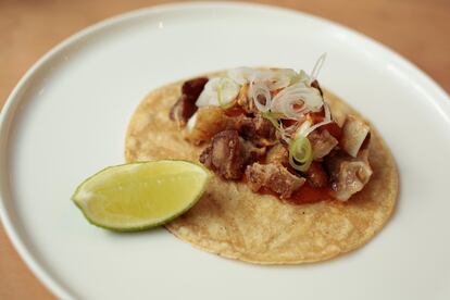 Taco de oreja con salsa brava.