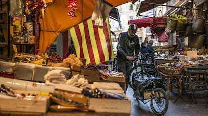 Una bandera catalana, en el mercado del centro de Perpiñán.