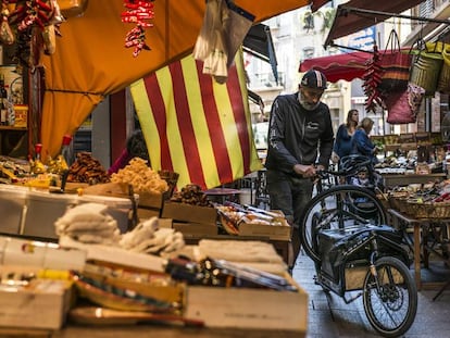 Una bandera catalana, en el mercado del centro de Perpiñán.