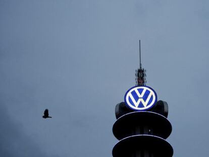 En la imagen, logotipo del fabricante de autom&oacute;viles alem&aacute;n Volkswagen en la VW Tower de Hannover, Alemania.