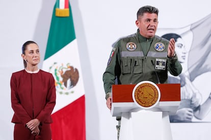 El comandante Gustavo Ricardo Vallejo durante el anuncio de la inauguración del tren suburbano de Ciudad de México al Aeropuerto Felipe Ángeles, en Palacio Nacional.