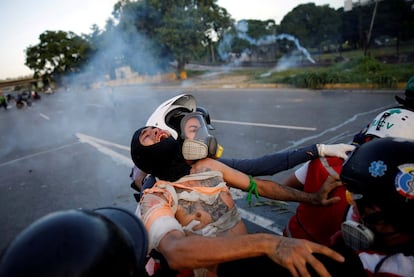 Un opositor herido es atendido por voluntarios del equipo de primeros auxilios durante una manifestación en Caracas, el 22 de junio de 2017. 