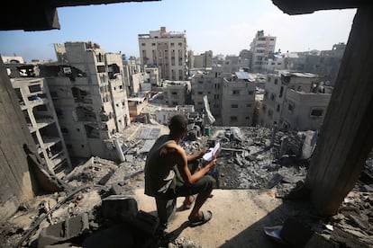 Vista de la destrucción tras un ataque israelí contra edificios residenciales en el campo de refugiados de Shati, en Ciudad de Gaza, este viernes.