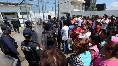 Familiares de presos afuera del penal de La Toma, en Veracruz.