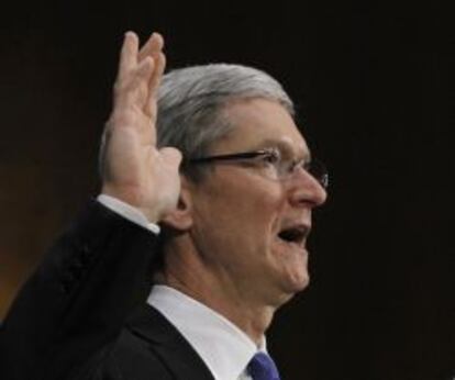 El consejero delegado de Apple, Tim Cook, decalra en el Senado de Estados Unidos.